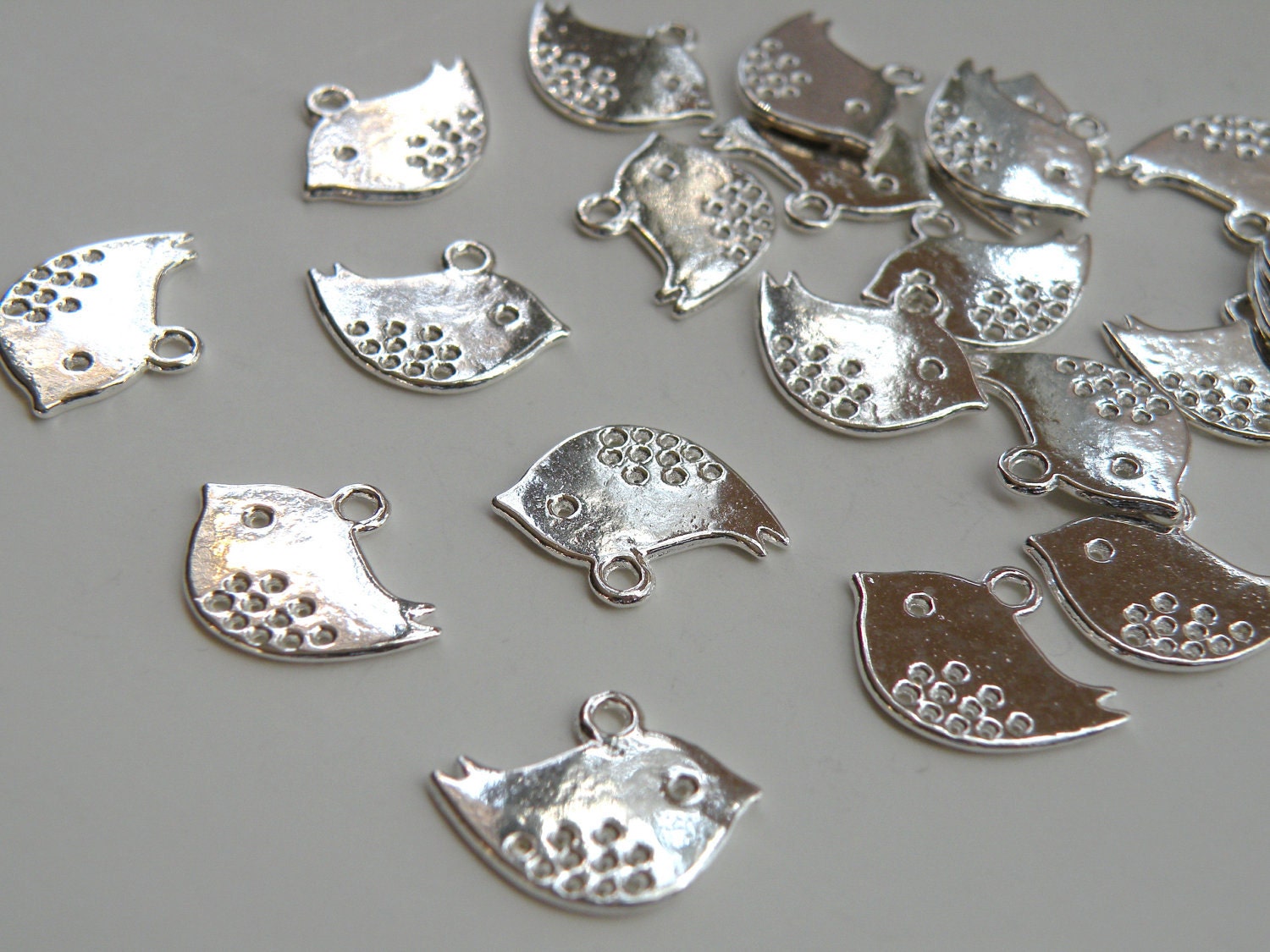 10 Modern bird charms Little Chick Swallow shiny silver plated 16x13mm DB15940
