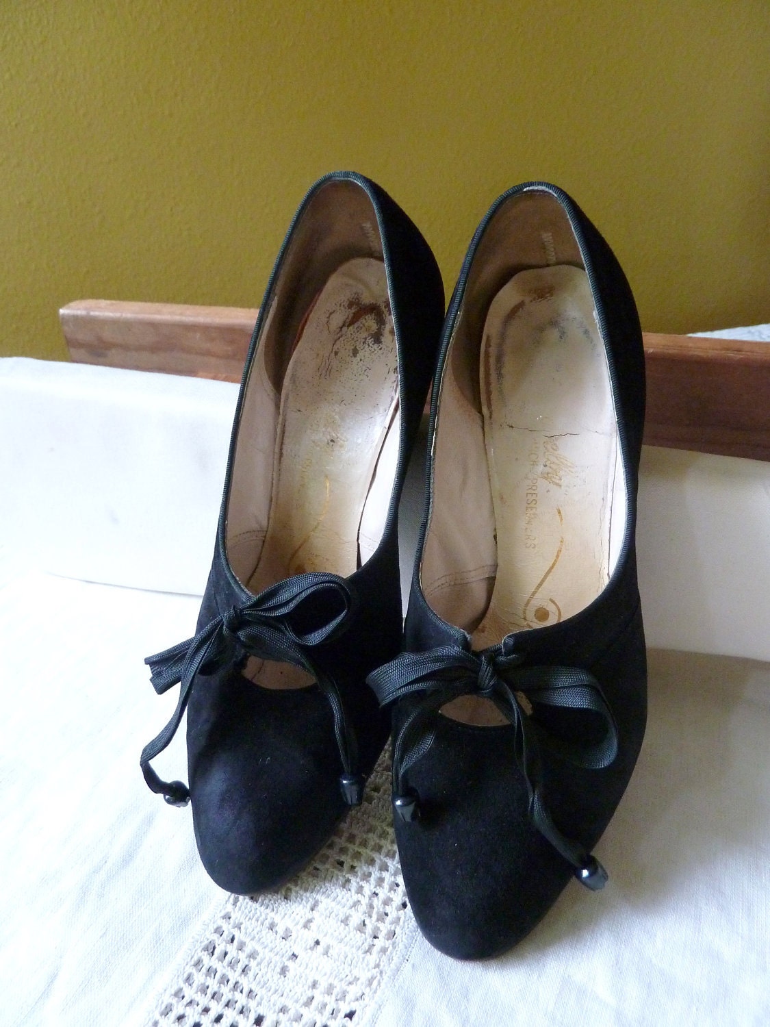 Vintage 1940's Black Suede Shoes with Tie, Retro fashions, Retro Footwear, Vintage Footwear, 40's Fashions, Rockabilly
