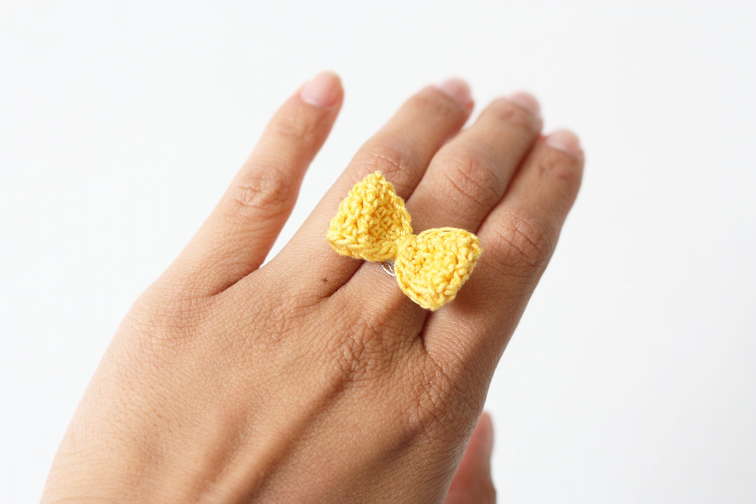 handmade crochet bow ring set // 2 pack // theLOVEstitch // put a bow on it