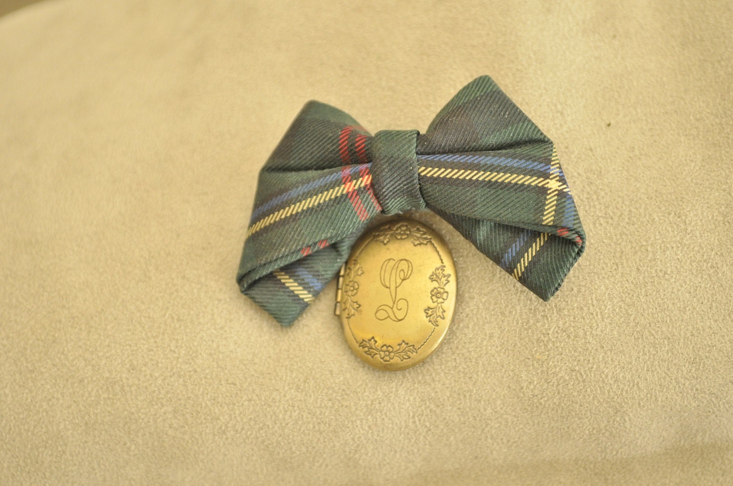 Green Plaid Vintage Pin Brooch w Antique Gold Locket