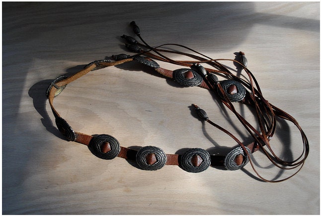 senorita bonita // Vintage 70s Style Leather and Metal Southwest Medallion Tie Belt