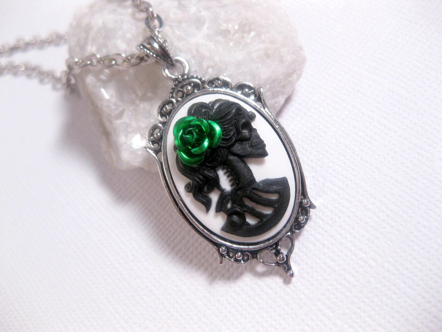 Green Rose Lolita Cameo Necklace Black And White Lady Skeleton