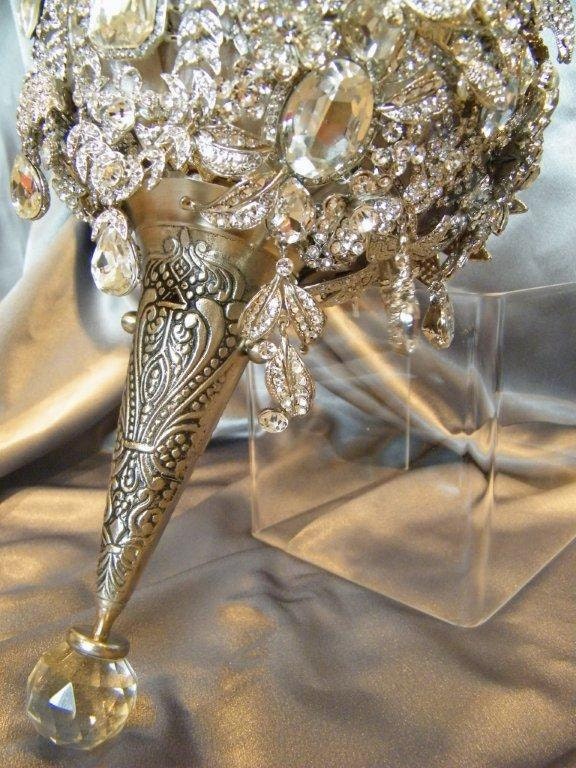 The Annemarie crystal brooch bouquet