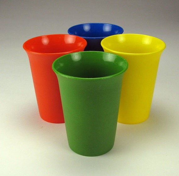 OLD TUPPERWARE CUPS WITH LIDS Tupperware