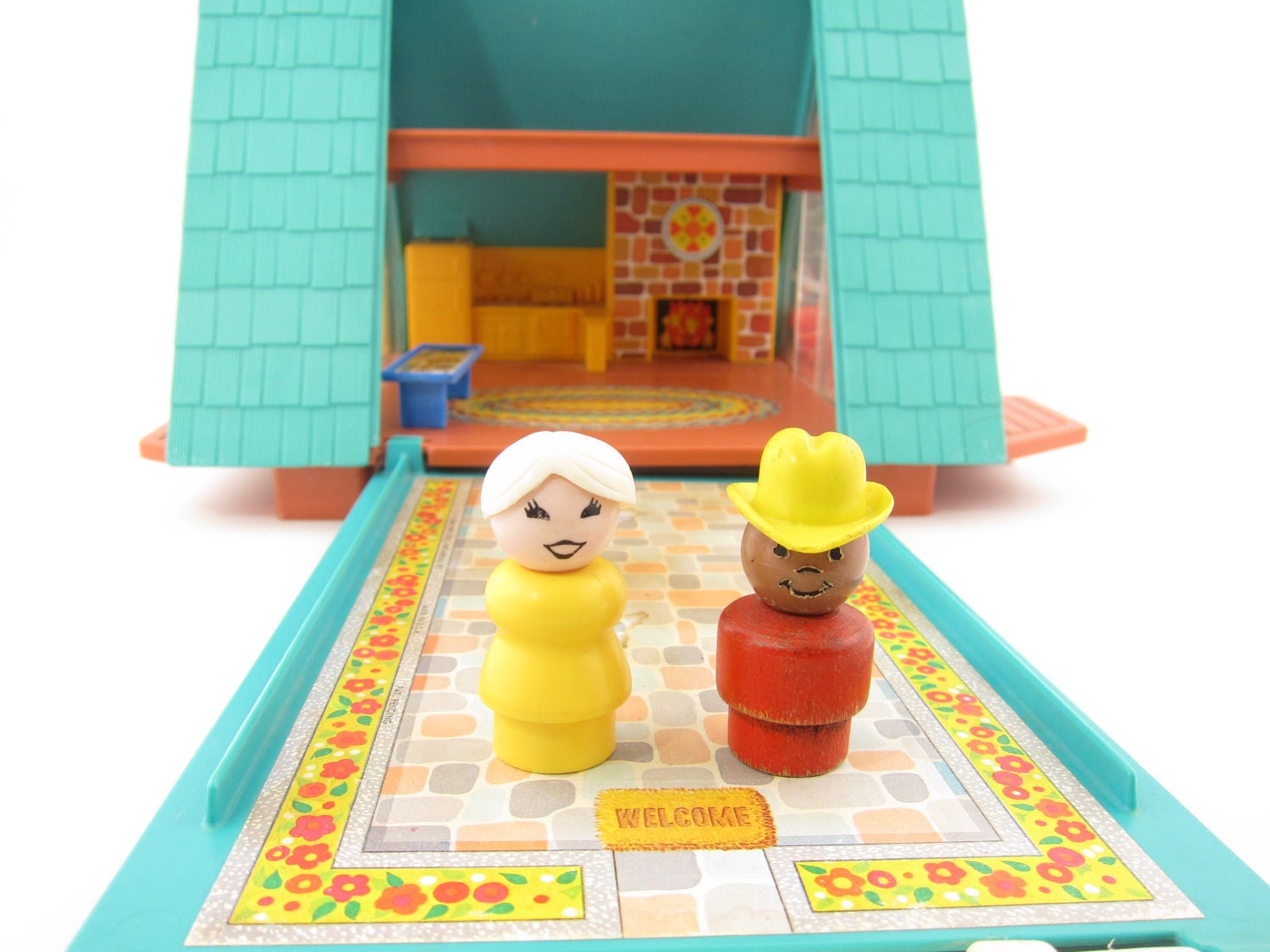 Fisher Price A Frame Little People Play Family Chalet with People and Furniture
