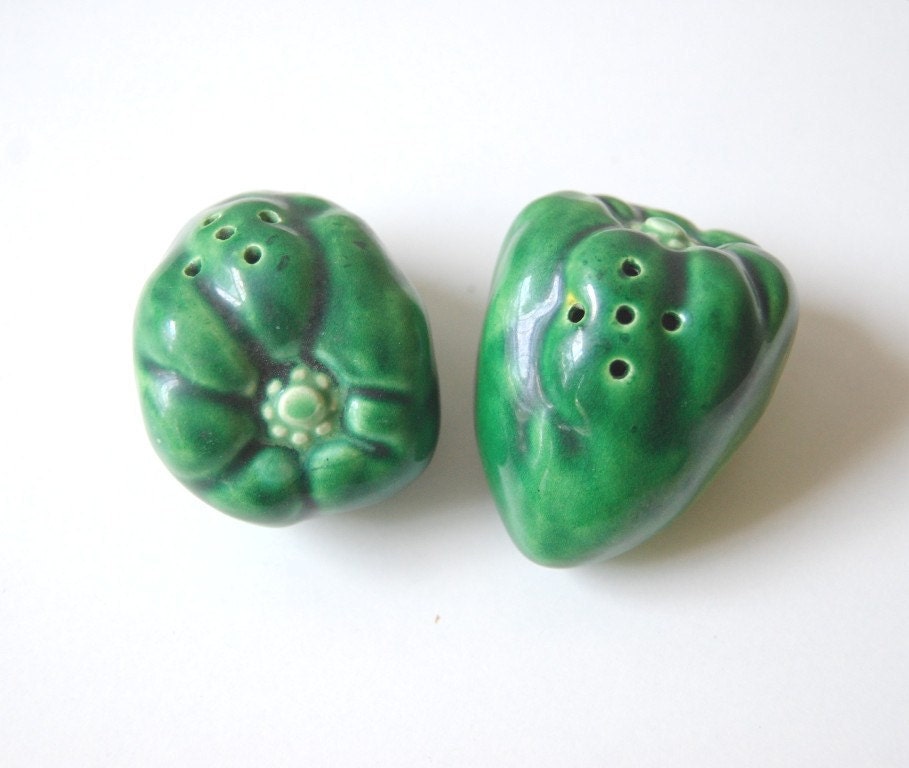 Vintage Green Bell Peppers Salt and Pepper Shakers, Collectible Housewares