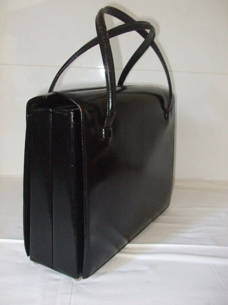Vintage box handbag. Quality, sturdy and very chic.....