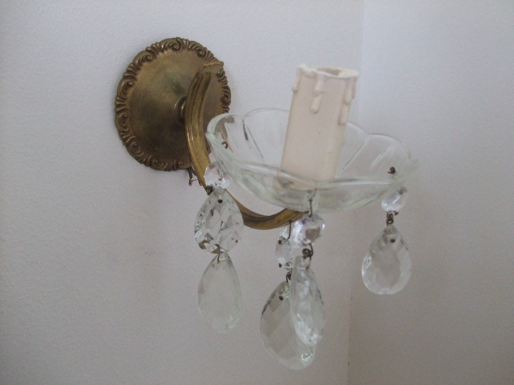 Vintage French beautiful wall light / sconce with hanging crystals.... Paris apartment, cottage chic
