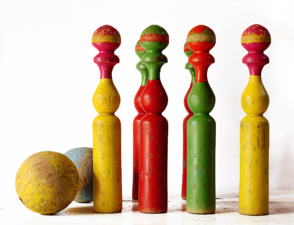 COLORFUL set of 5 old Large Turned wood SKITTLES 1950 with two wooden balls