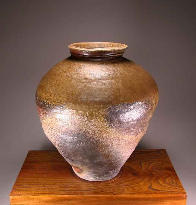 Shigaraki, anagama, ten-day anagama wood firing, with natural ash deposits Iga large pot. igaootsubo-01