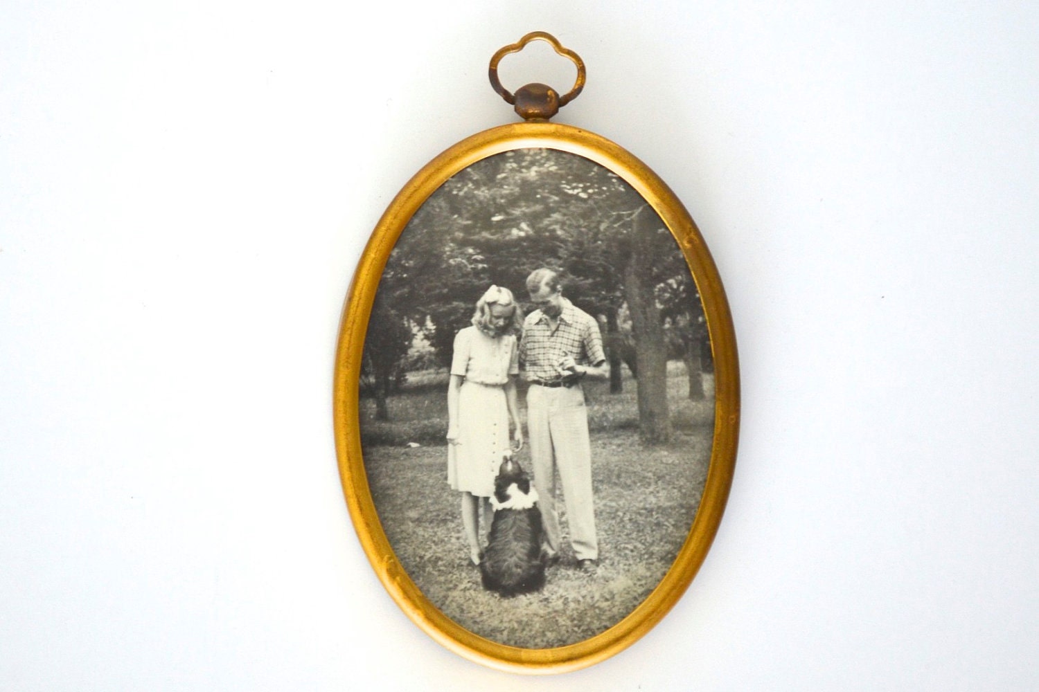 Oval photo frame gold metal