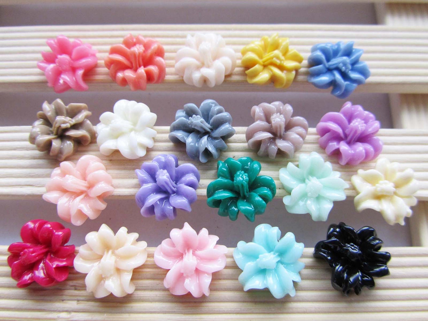 25 pcs of Mixed Color Resin Chrysanthemum Rose Flower Charm Pendant 15mm U112