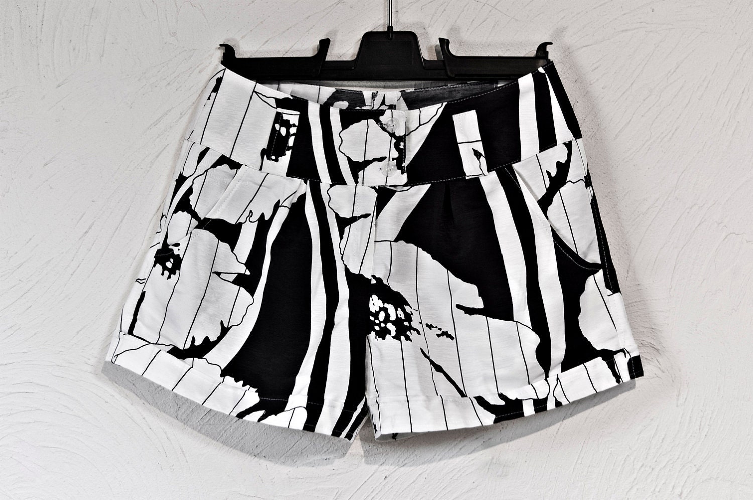 b&w floral striped beach shorts. size 12. 29 inch waist