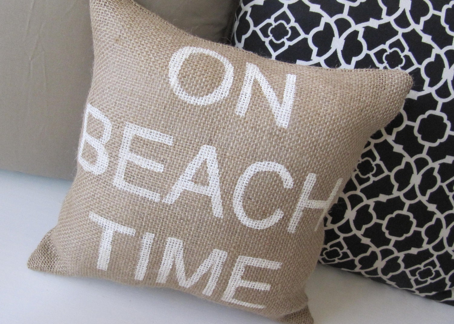 ON BEACH TIME : Sweet Burlap Accent Pillow