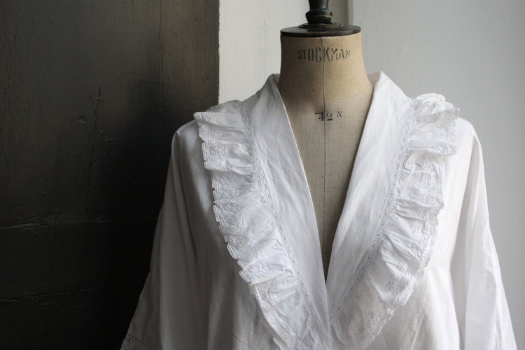1900s italian vintage white cotton dress. Ruffle neckline. Eyelet cotton. Floral embroidery - LaSartoria