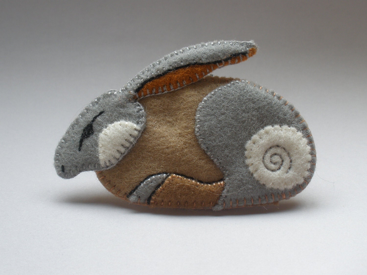 Felt brooch- HARE - hand embroidered/original design/wool