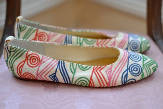 Vintage Abstract Cream and Rainbow Flats / Size 8B / 1980s Shoes