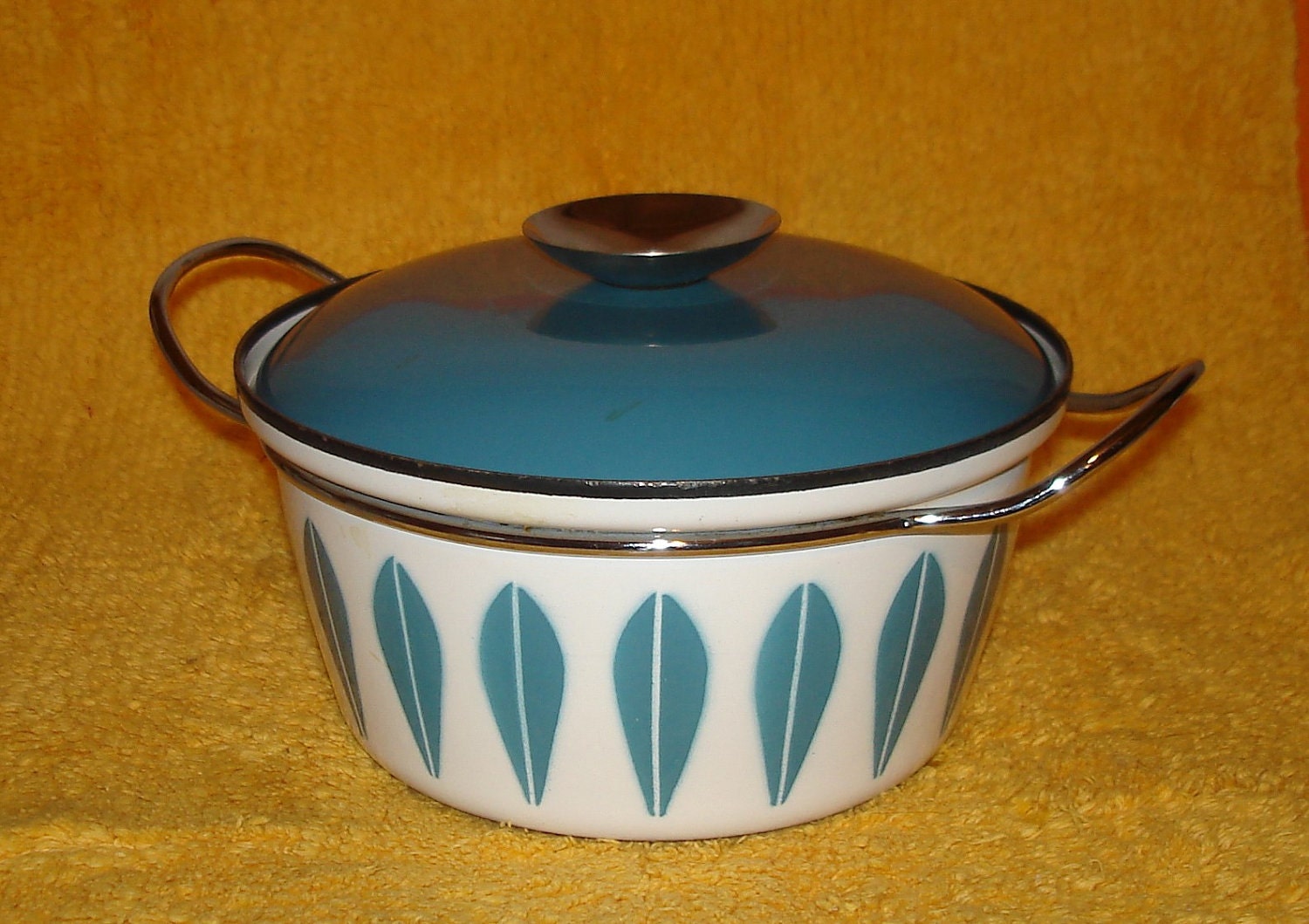 Vintage Cathrineholm Covered Pot Lotus Blue on White