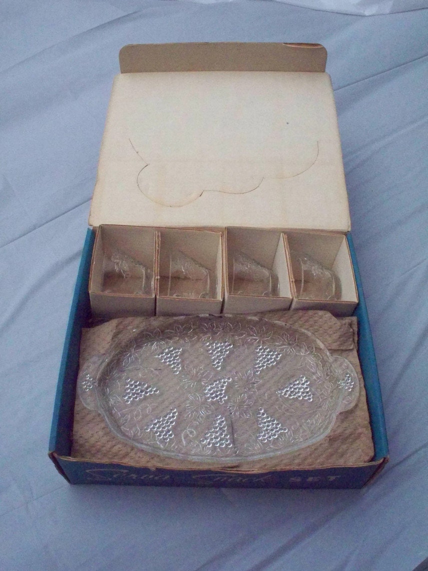 Vintage Grape and Vine Serva Snack Set Anchor Hocking 4 Serving Trays 4 Cups