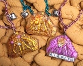 Adorable GIRAFFE Animal Cracker Resin and Glitter Necklace with Colorful Metal Chain and Heart Charm