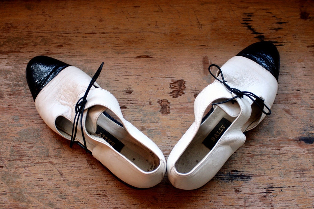vintage black and white women shoes side cut out snake alligator skin leather cat toe lace up flats bally size 7 1/2 7.5 n narrow italy