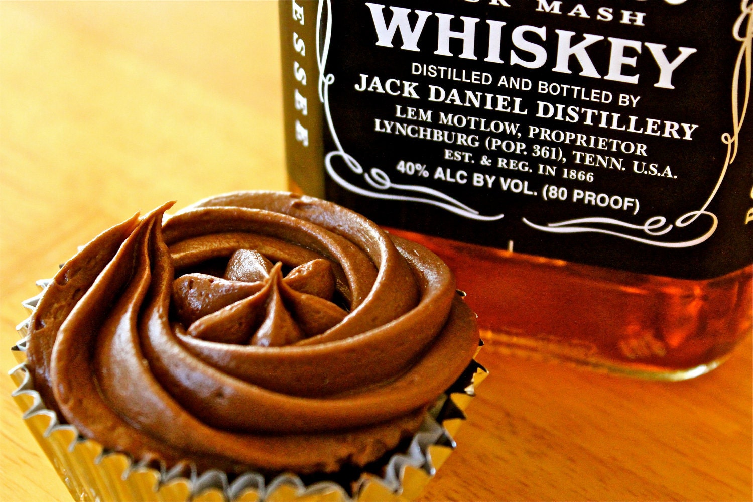 CARAMEL & WHISKEY CUPCAKES.