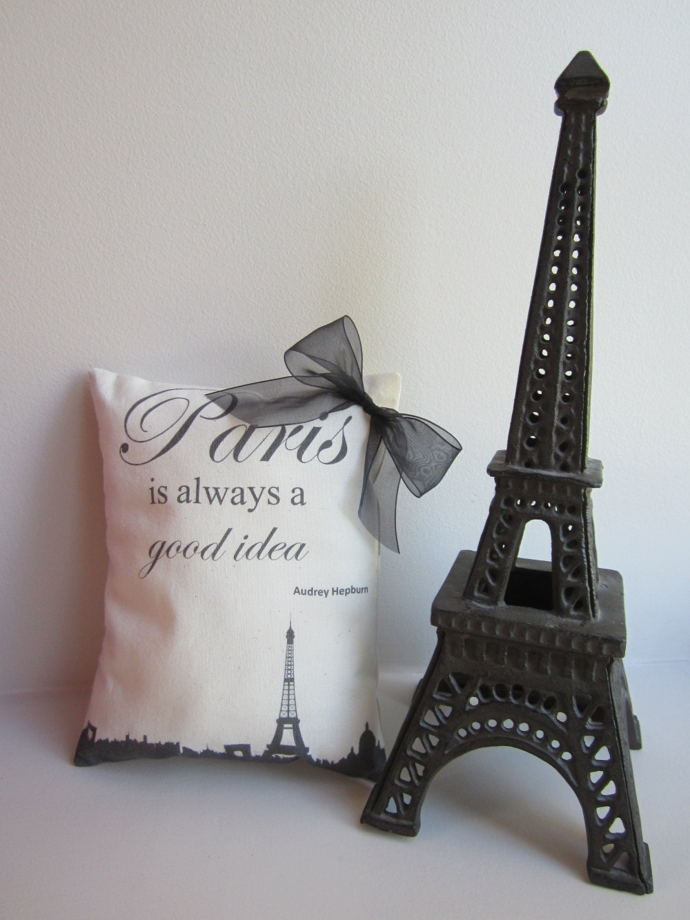 Париж всегда хорошая идея - Мини-декоративные подушки - Париж Cityscape - Эйфелева башня - Одри Хепберн Ответить