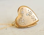 1970s vintage / gold heart locket // MOM