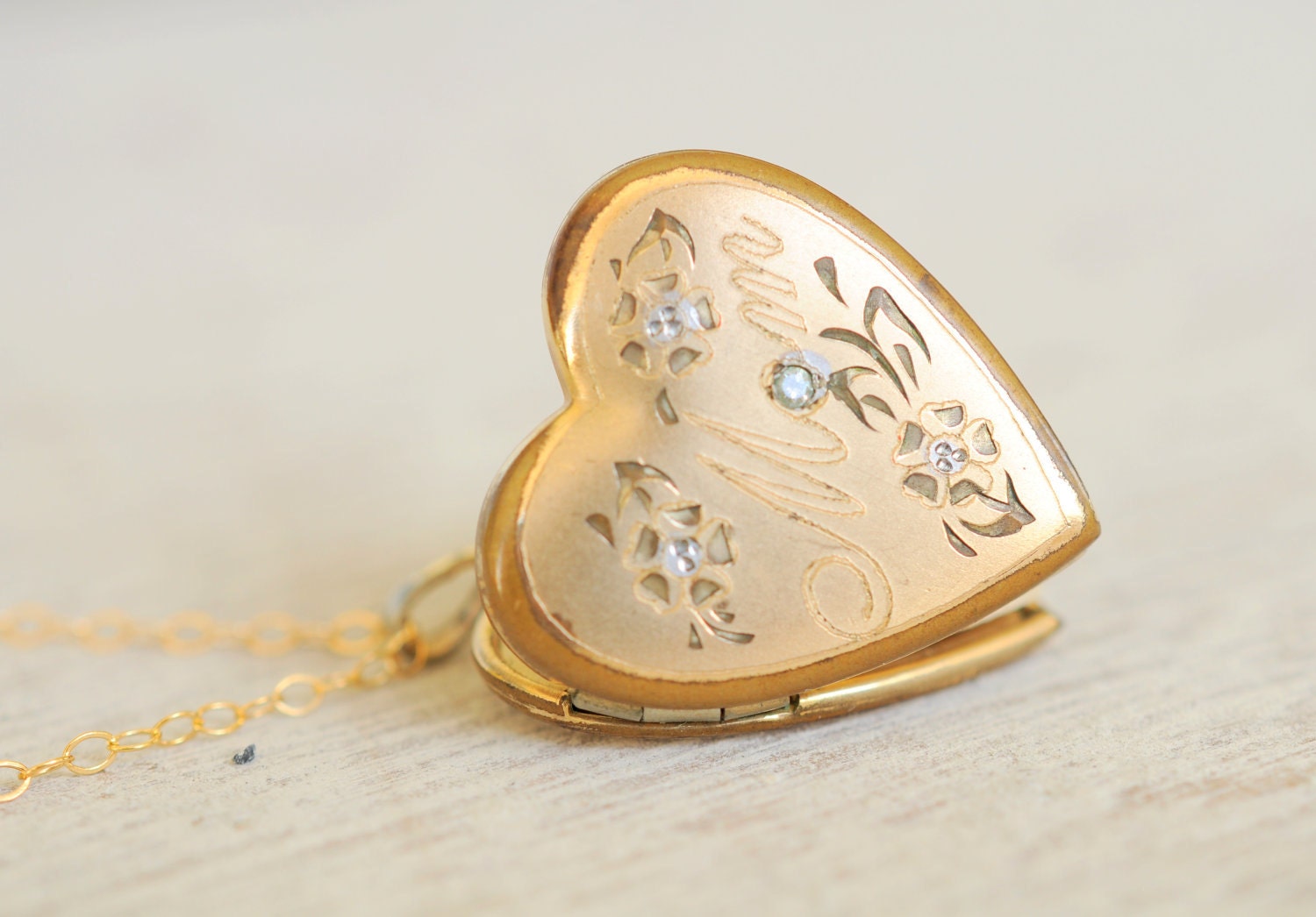 1970s vintage / gold heart locket // MOM