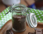 A chocolate mousse with spoon memo,photo stand / . Un joli petit porte-messages,photos en forme de  mousse au chocolat  avec la cuillère.