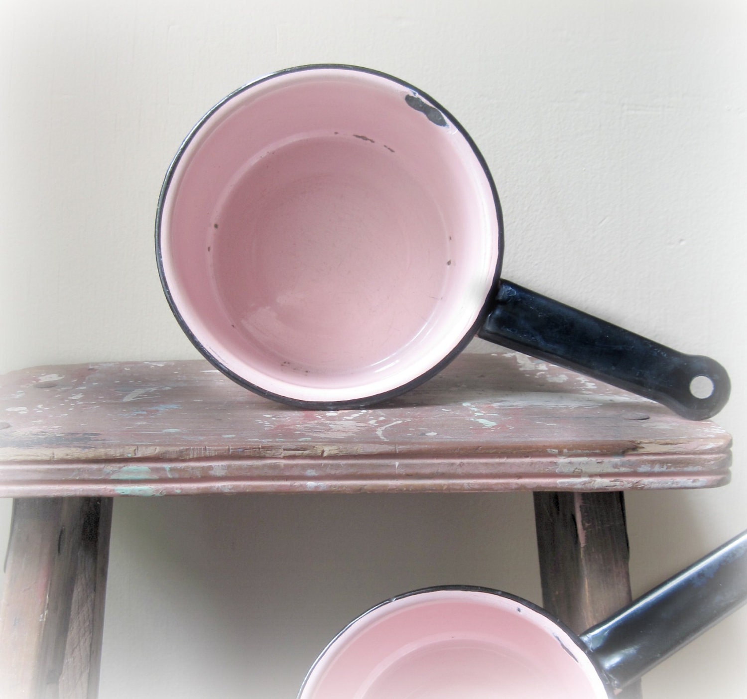 Pink Vintage Enamelware Saucepans Cottage Chic Retro Farmhouse Kitchen Pots Decor Display