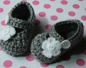Crochet baby shoes Gray and white baby girl mary janes shoes slippers white flower newborn 0-3 3-6 baby girl gift