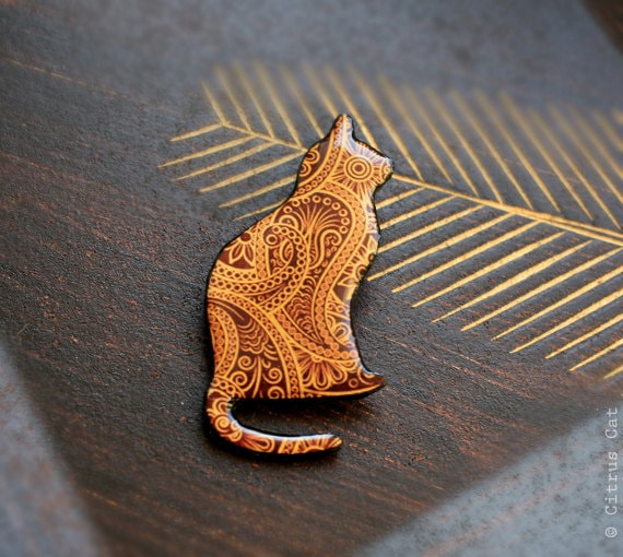 Cat brooch with Indian paisley pattern