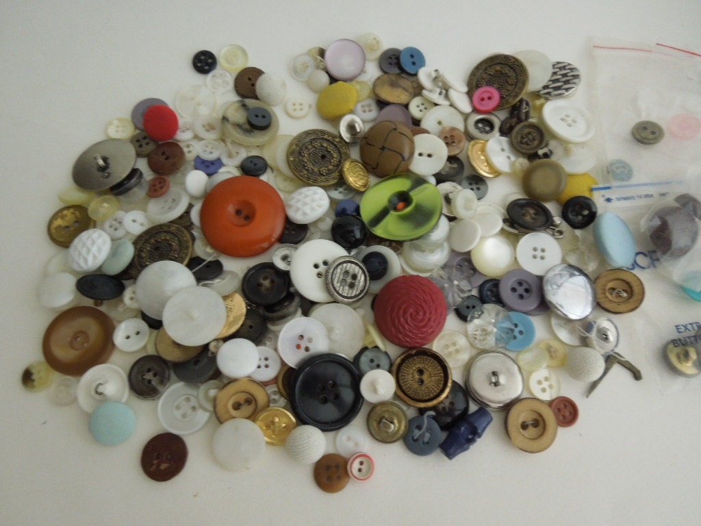 Vintage buttons. half-pound lot. mixed sizes. plastic, shell, wood, fabric, metal.