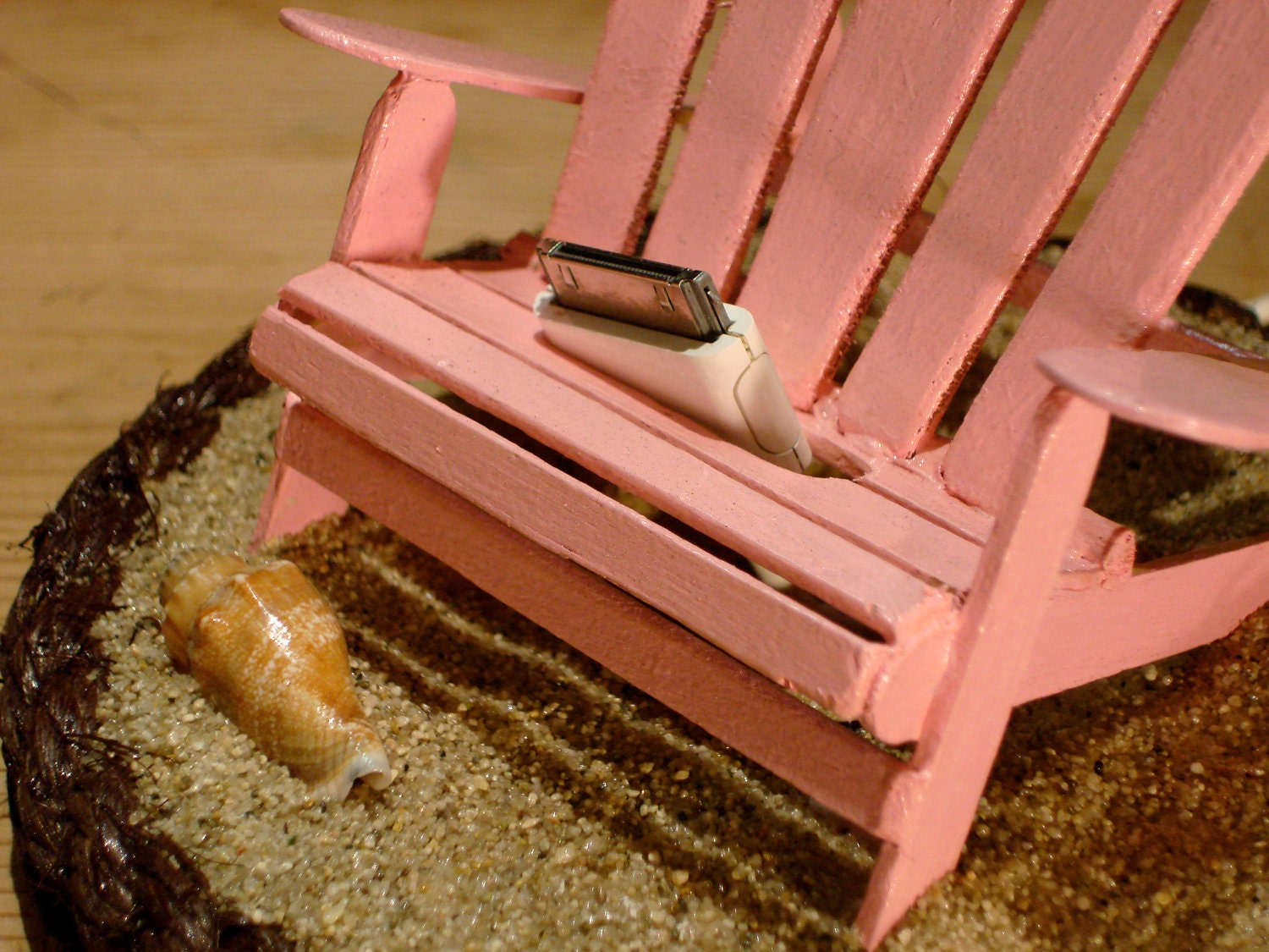 iBeach in Pink - A docking station for iPhones