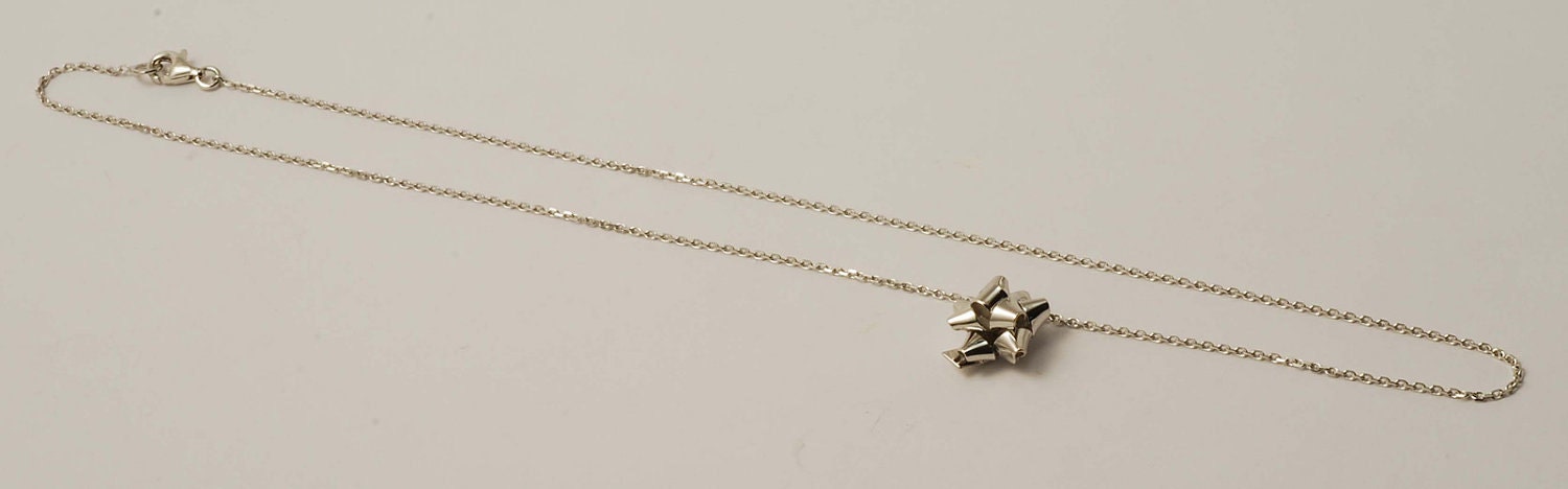 18 k starred node necklace