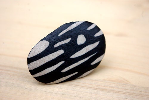 Ceramic ring, organic lines