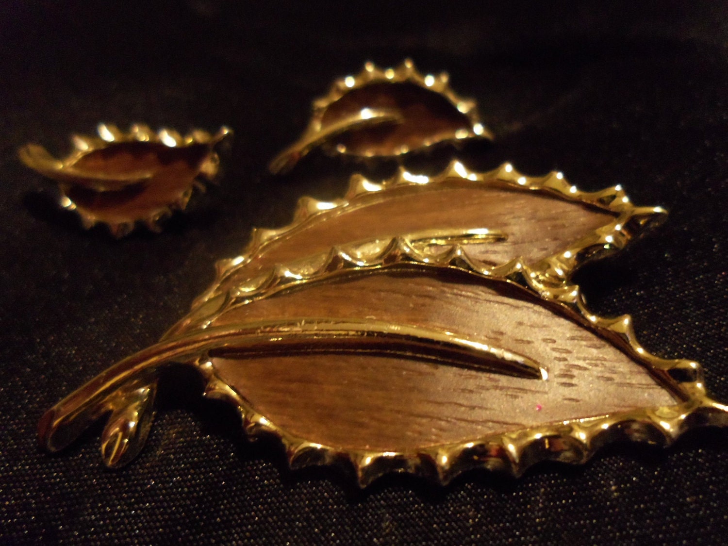 Sarah Coventry Vintage Brooch and Earrings "Wooded Beauty" Gift Box and FREE Shipping