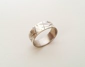 Thick silver ring with modern design for men or women