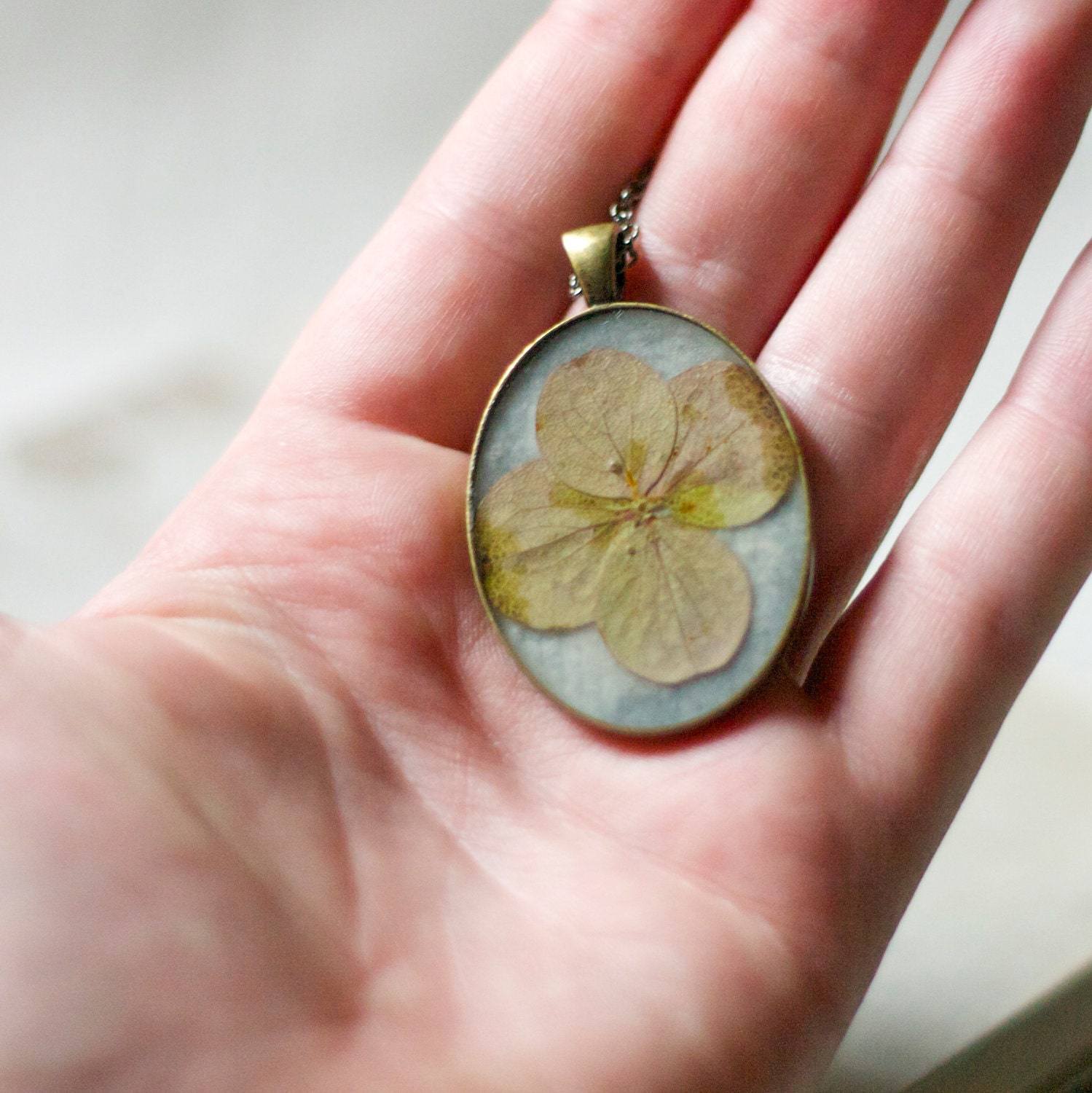 pressed flower necklace cream pink hydrangea winter colors handmade resin jewelry romantic beautiful pendant natural botanical jewelry