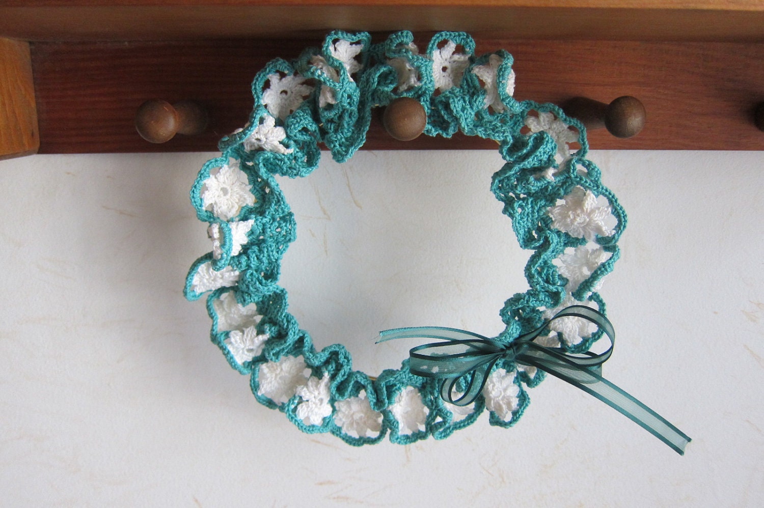 Green Wreath Crocheted, Wall Hanging Decor, Crochet Home Decor, Crocheted Floral Wreath with Ribbon Accent, Crochet White Daisies Decor