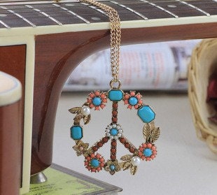 Beautiful wreath necklace, pearl inlay , blue and red