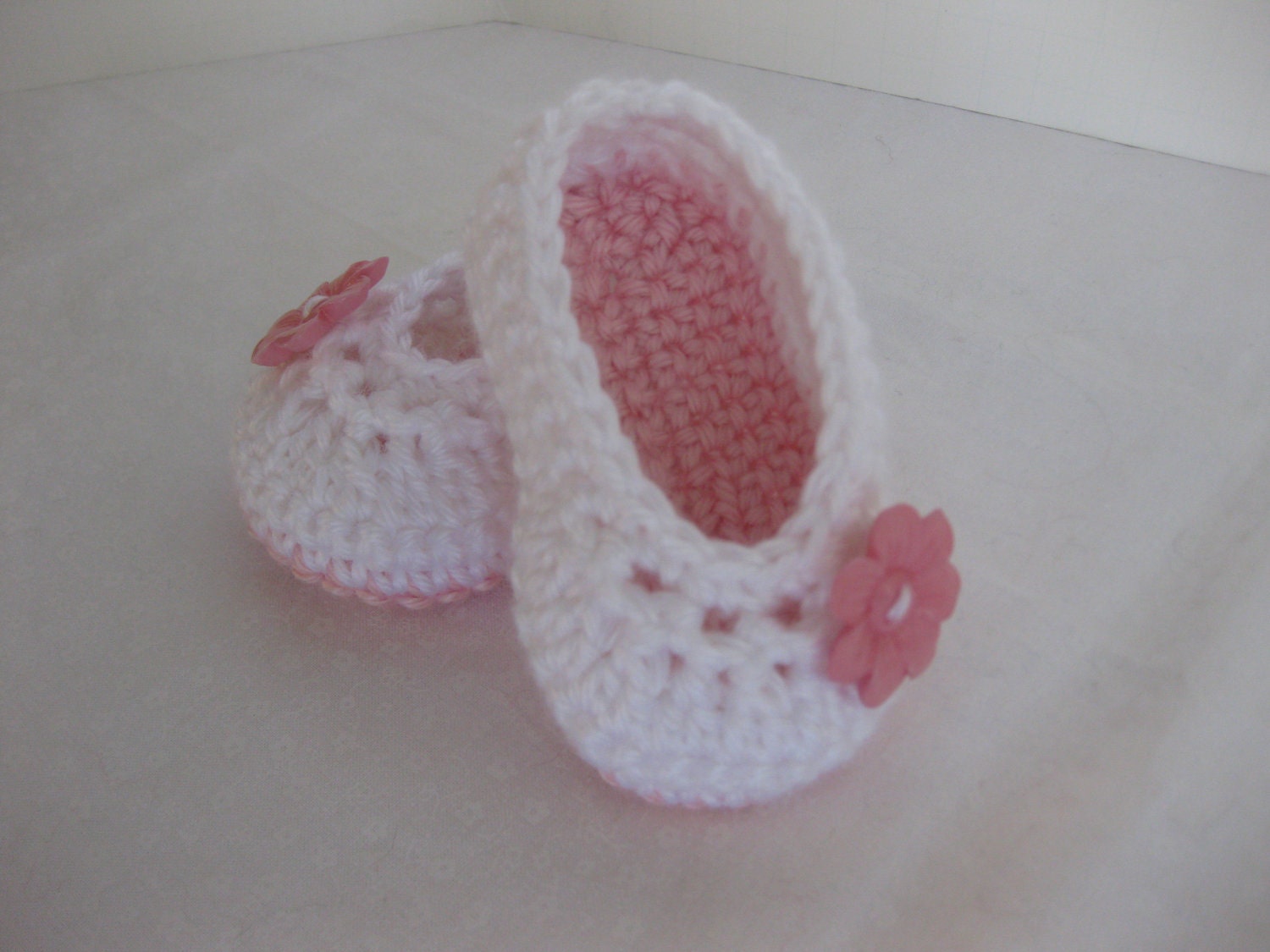 Spring. Baby Girl Shoes White & Pink Crochet - YOU choose size newborn - 12 months - photo prop - crochet