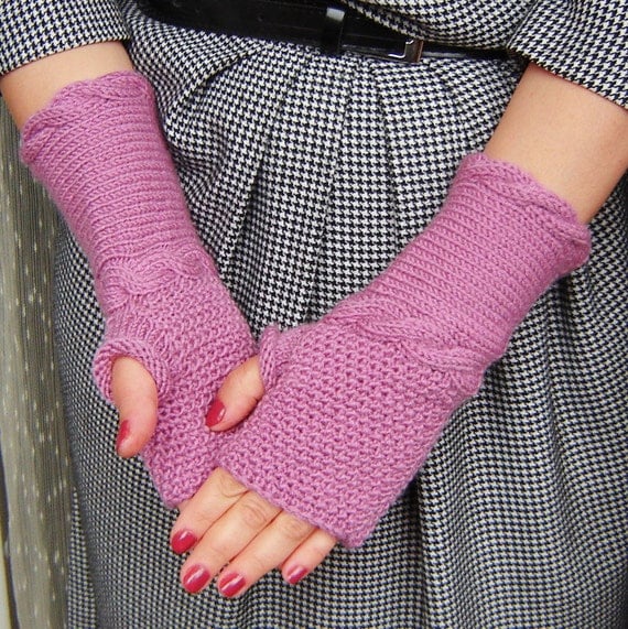 Lilac fingerless gloves.