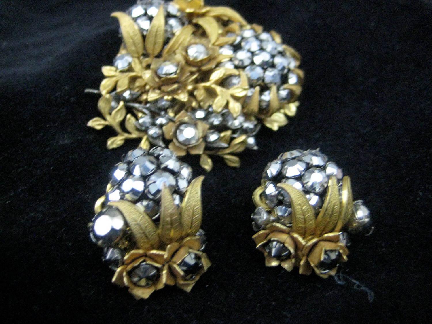 Miriam Haskell Signed Vintage 40s set,  rhinestone and gold leaf brooch and earrings set
