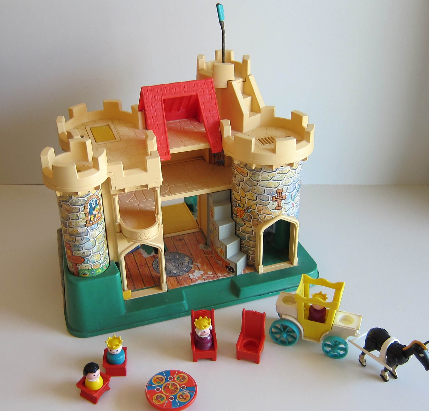 Fisher Price Castle Vitnage 70's toy with little people 993