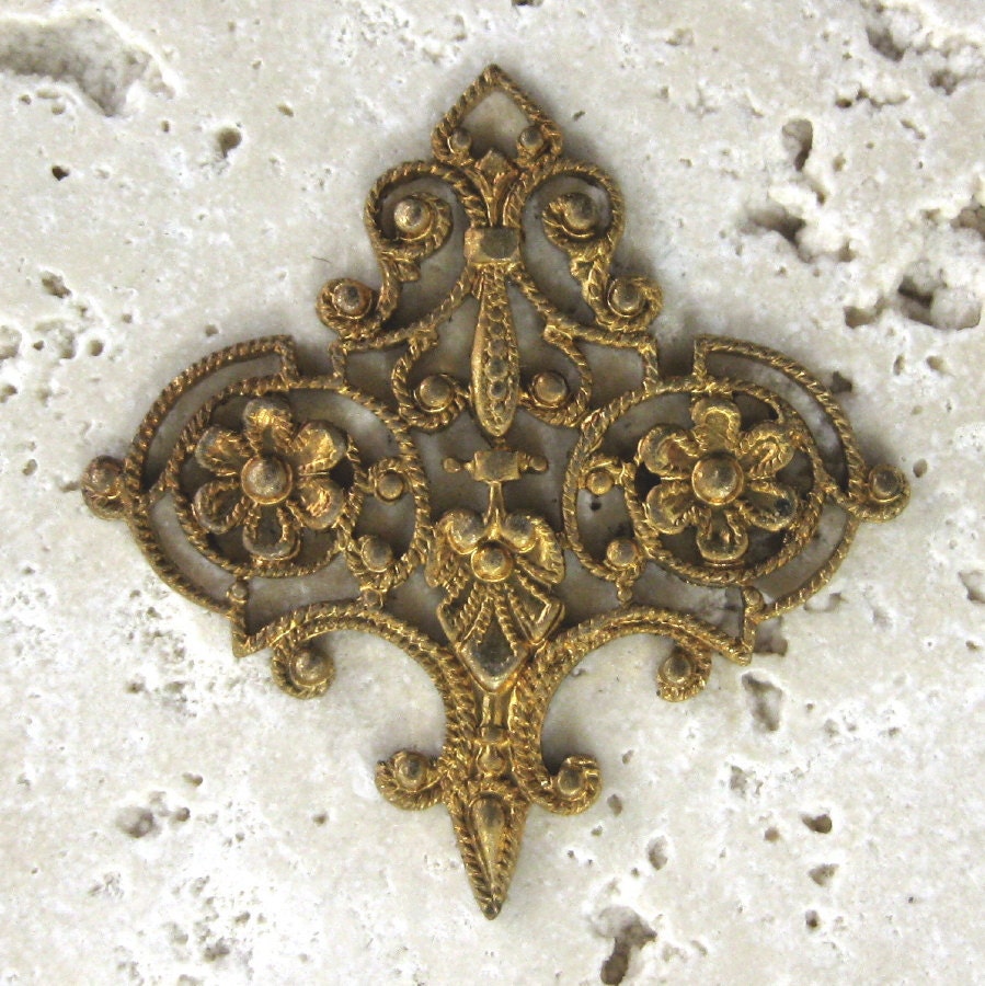 Vintage Framex Brass Filigree Fleur-de-lis Findings. 6 pcs.