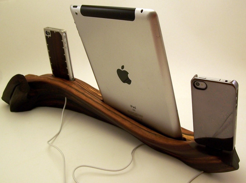 Dual iPhone Dock with iPad Dock ICN202