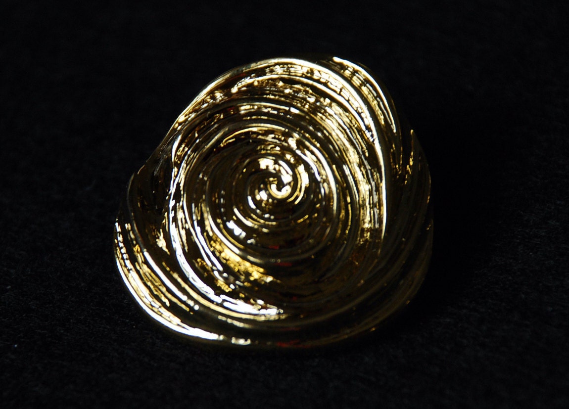 8 Gold Swirl Rose self shank button set in 2 sizes