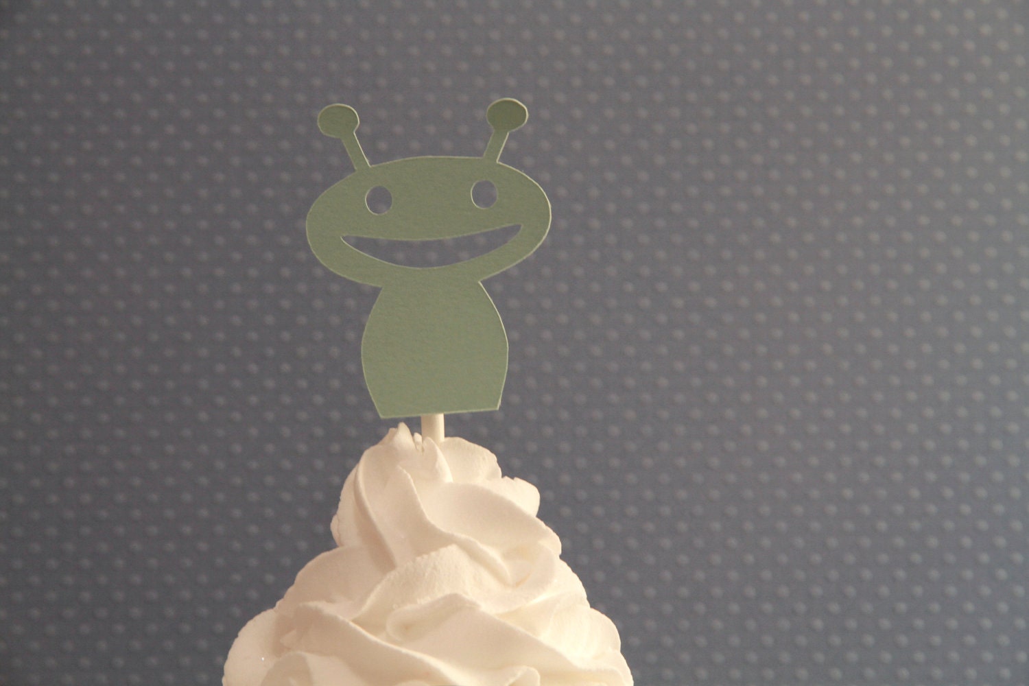 12 Alien Cupcake Toppers
